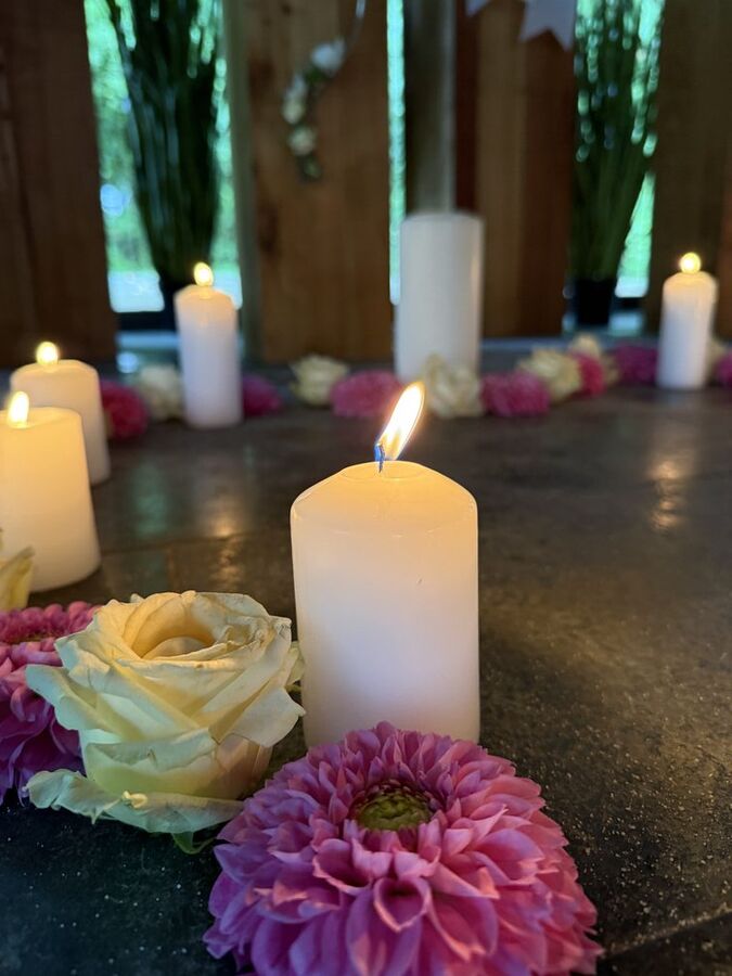 Kerzen und Blüten bei einer Abschiednahme